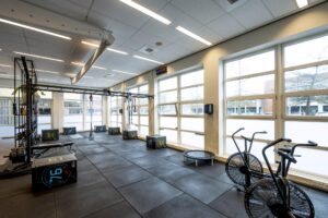 Moderne fitnessruimte aan de H.J.E. Wenckebachweg met trainingstoestellen, plyoboxen en airbikes.